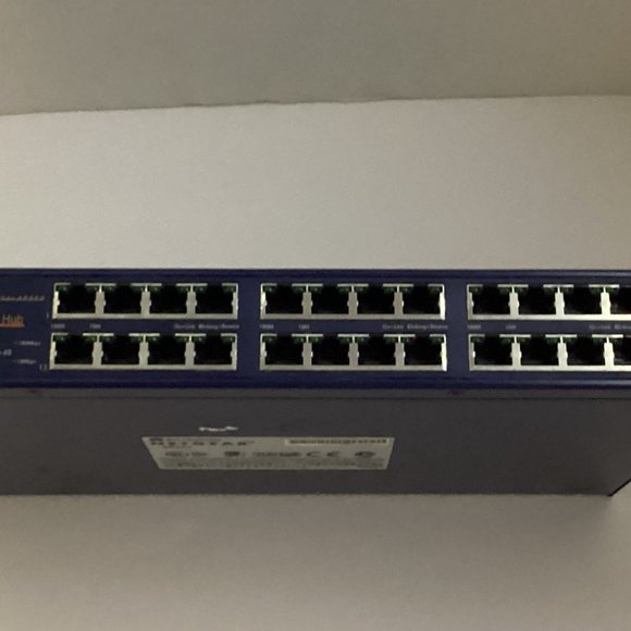 NETGEAR	Model DS524  24 port Dual Speed Stackable Hub Jm266 - Picture 3 of 6